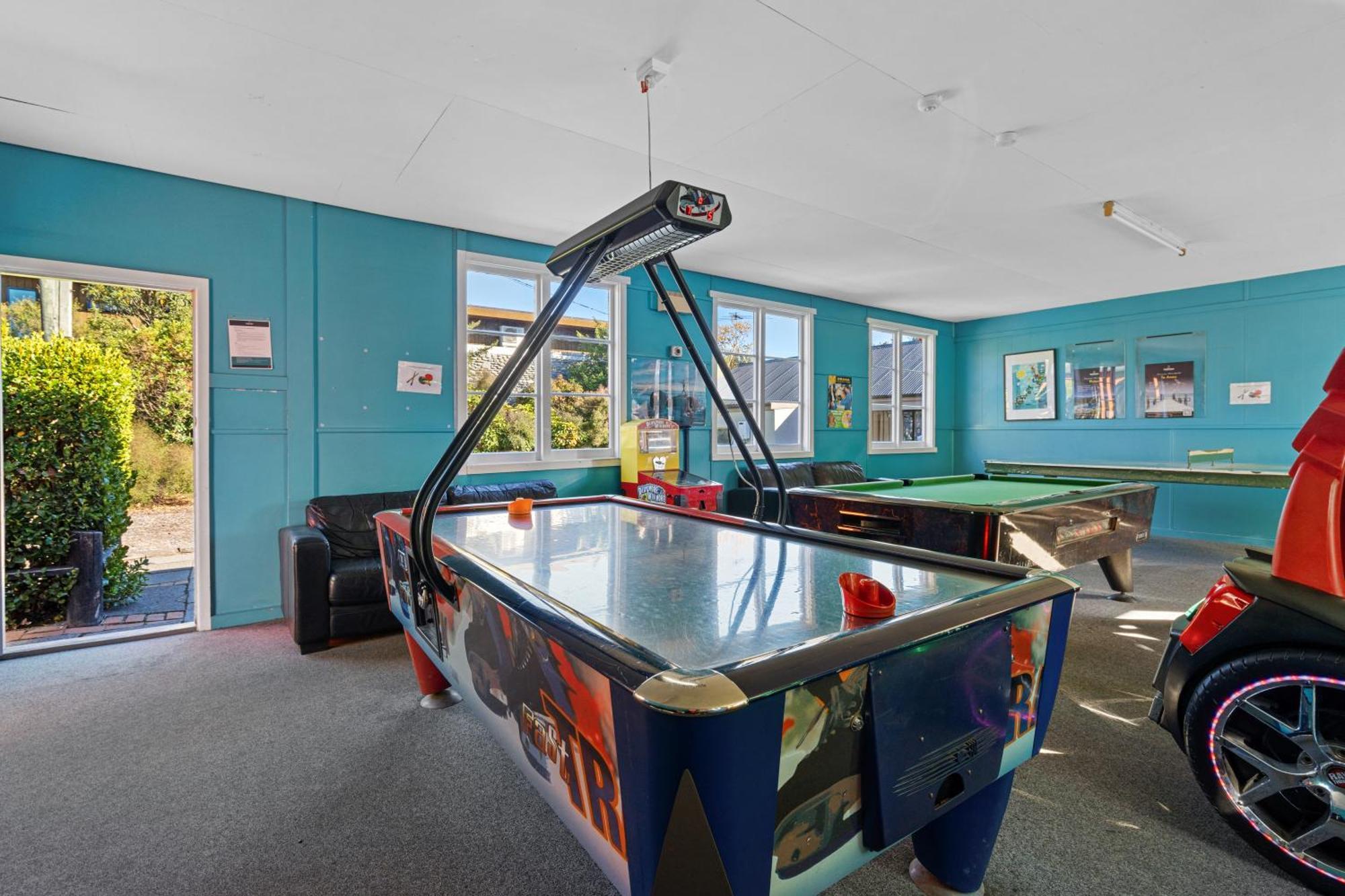 Tasman Holiday Parks - Christchurch Eksteriør billede Air hockey table