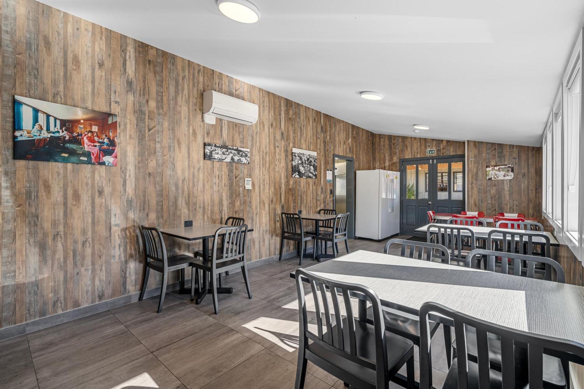 Tasman Holiday Parks - Christchurch Eksteriør billede The dining room at the hostel
