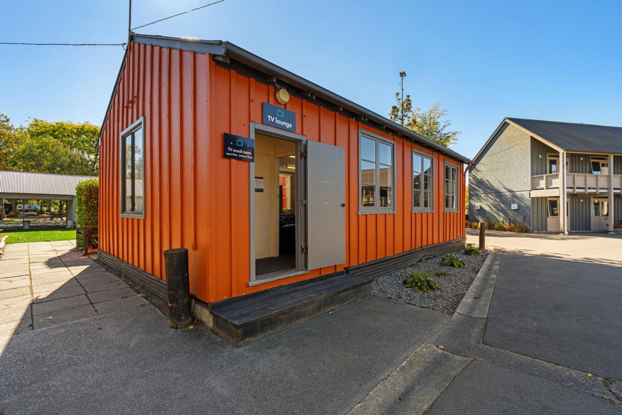 Tasman Holiday Parks - Christchurch Eksteriør billede The station building