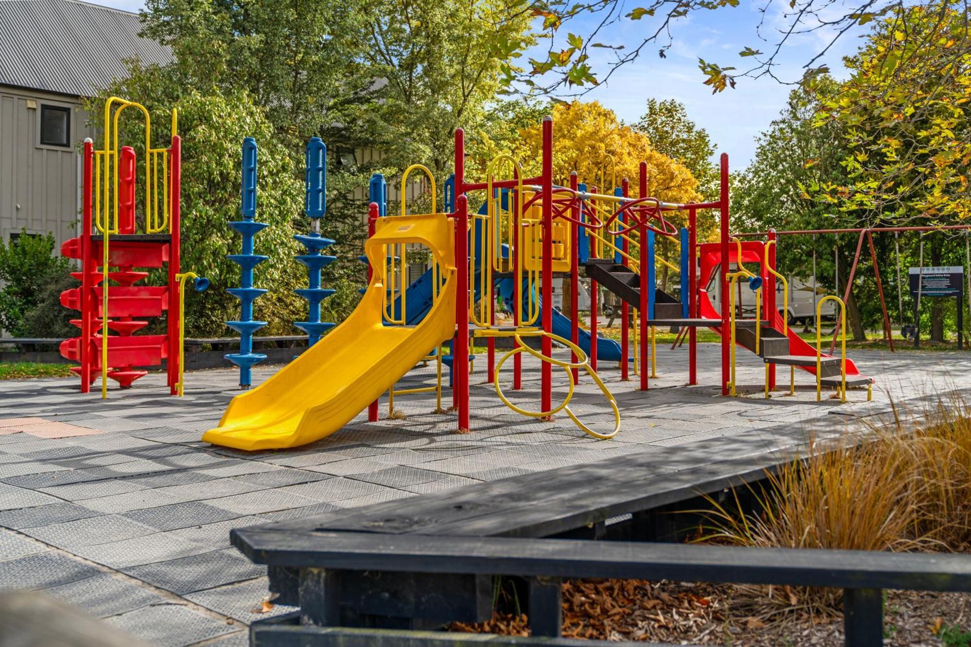 Tasman Holiday Parks - Christchurch Eksteriør billede Playground at the school
