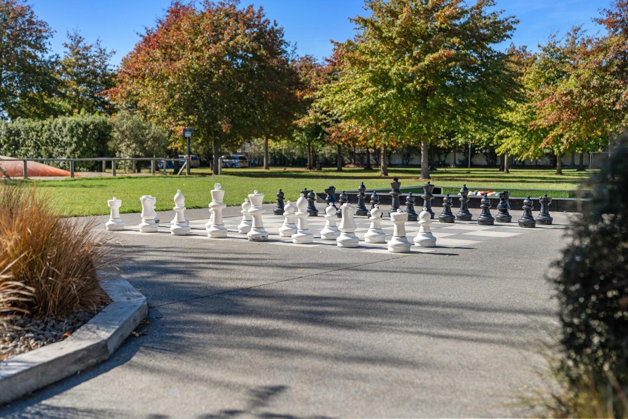 Tasman Holiday Parks - Christchurch Eksteriør billede The giant chess set at the park