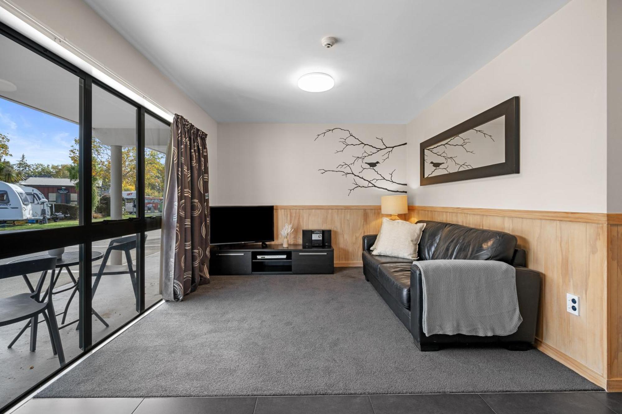 Tasman Holiday Parks - Christchurch Eksteriør billede A living room in a typical apartment