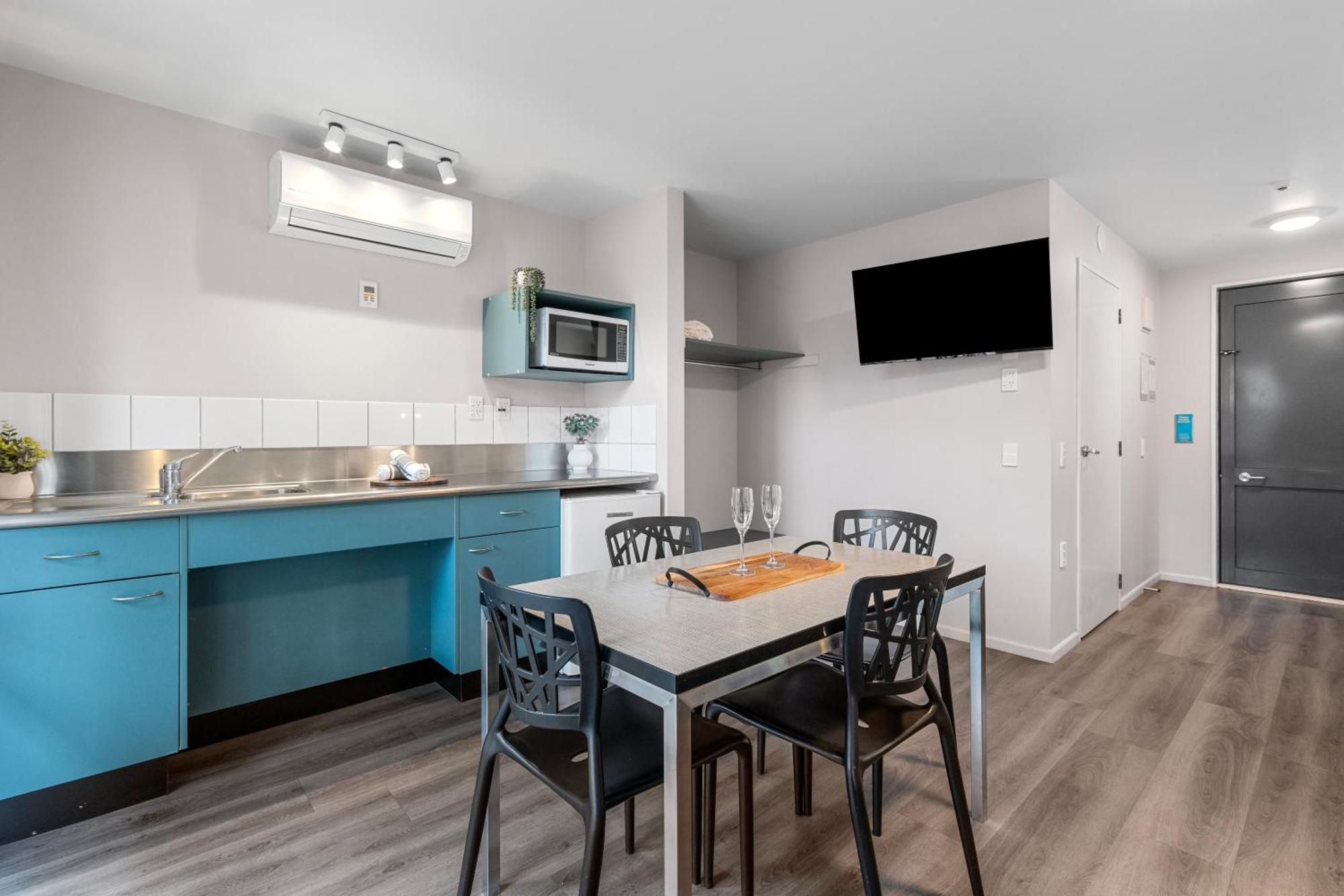 Tasman Holiday Parks - Christchurch Eksteriør billede The kitchen and dining area of a typical apartment