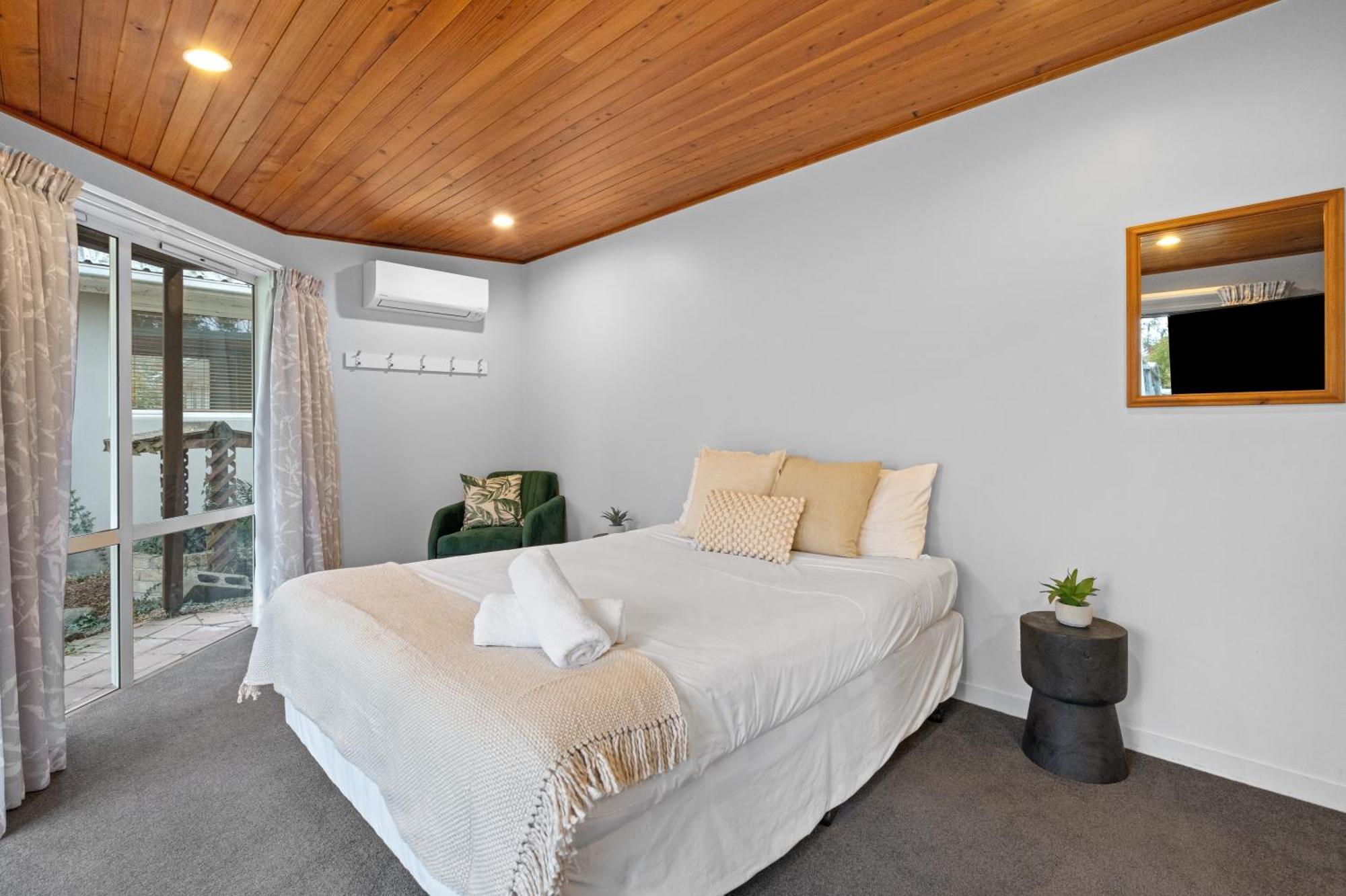 Tasman Holiday Parks - Christchurch Eksteriør billede A bedroom with a split-system air conditioner
