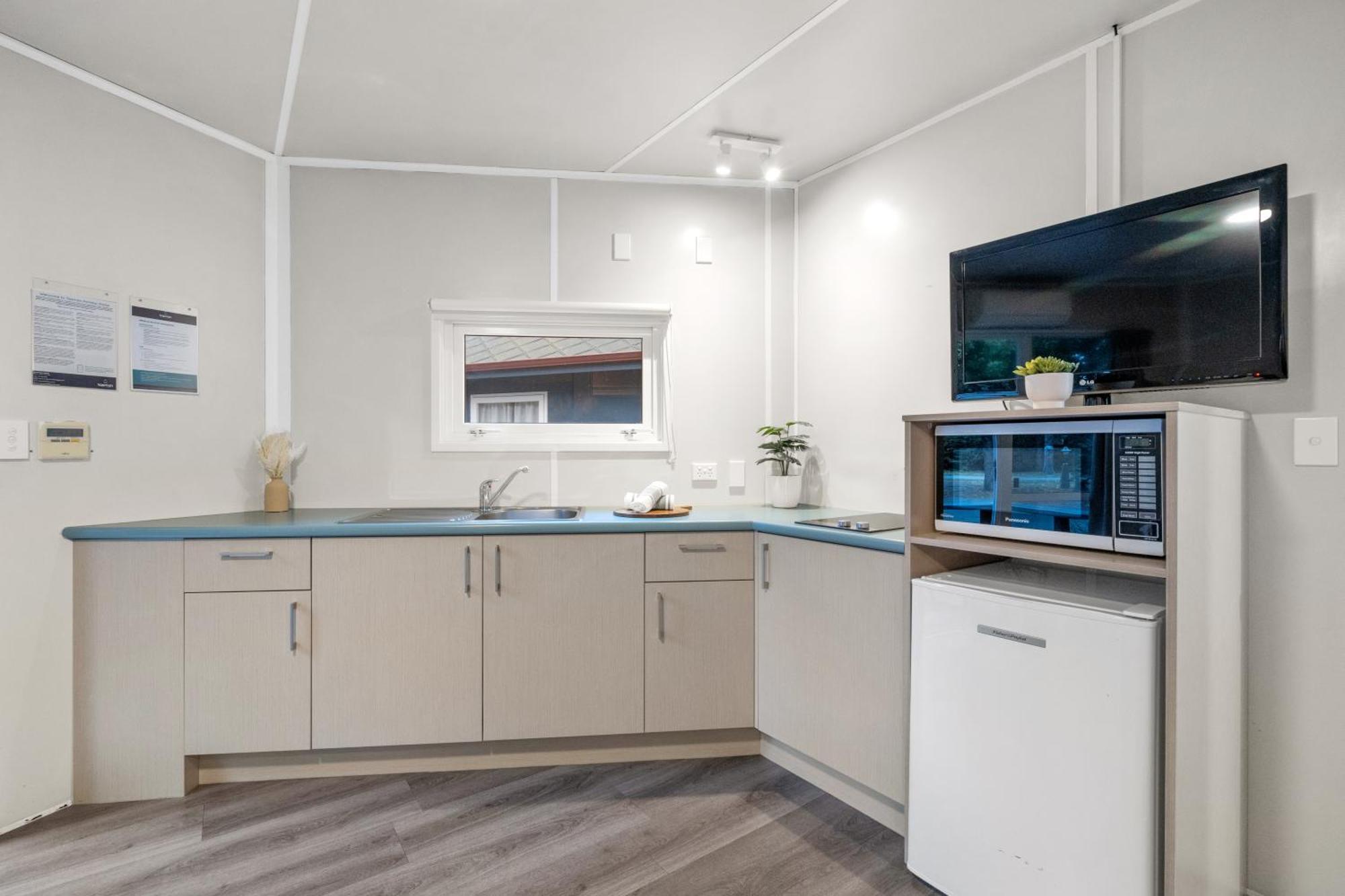Tasman Holiday Parks - Christchurch Eksteriør billede The kitchen of a one-bedroom apartment at the hospital
