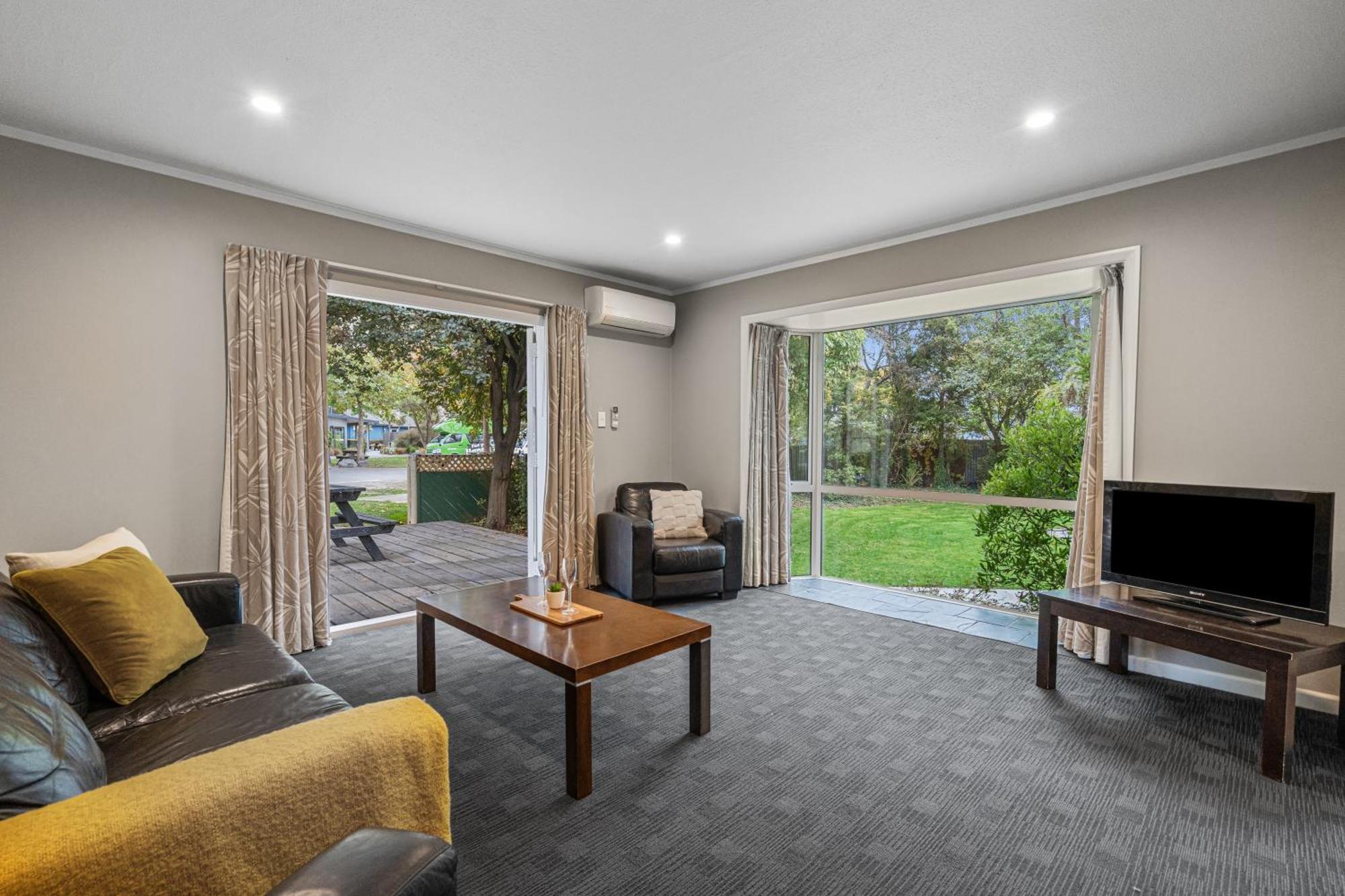 Tasman Holiday Parks - Christchurch Eksteriør billede Living room with sliding doors