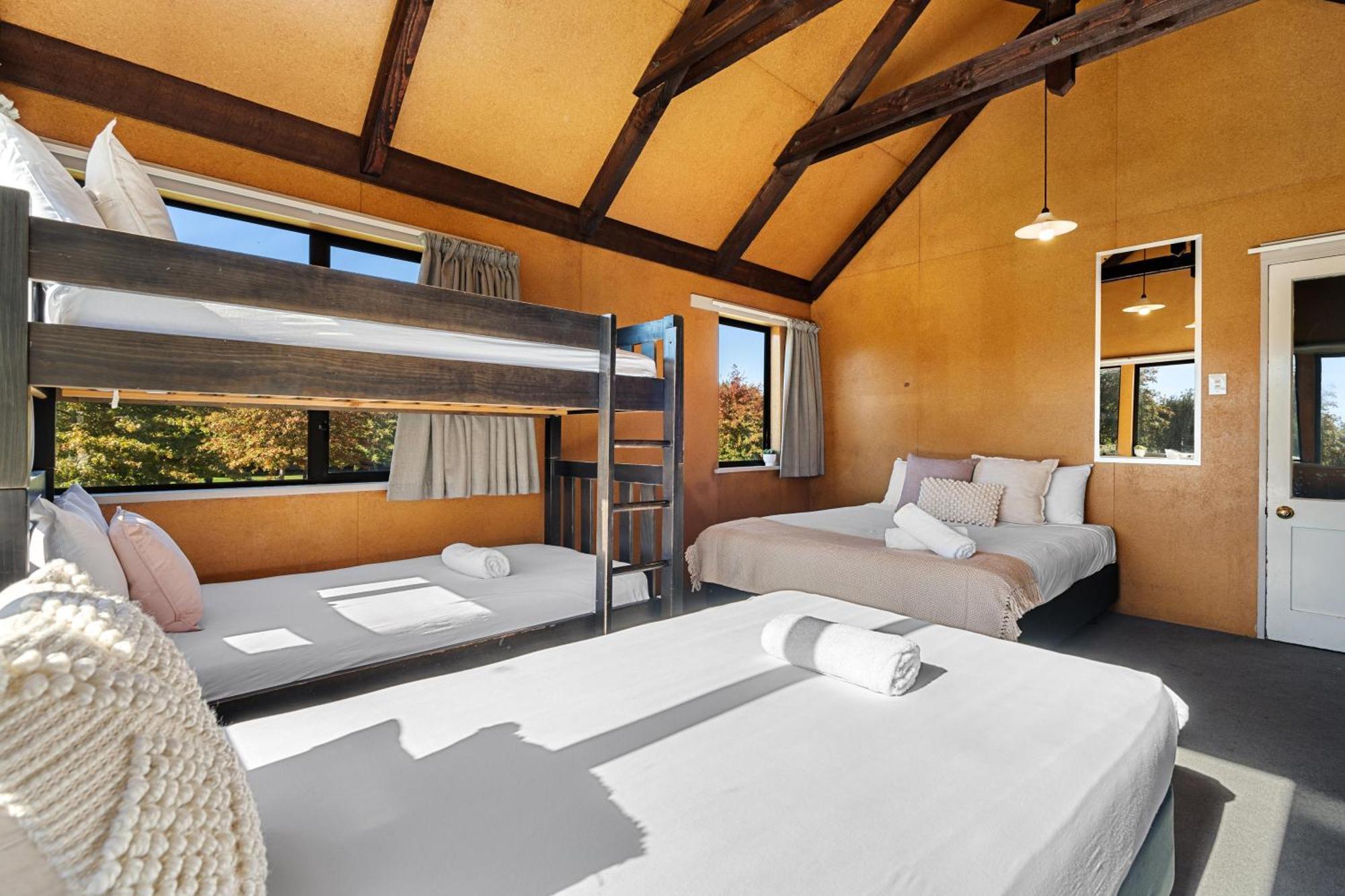 Tasman Holiday Parks - Christchurch Eksteriør billede A room at the lodge