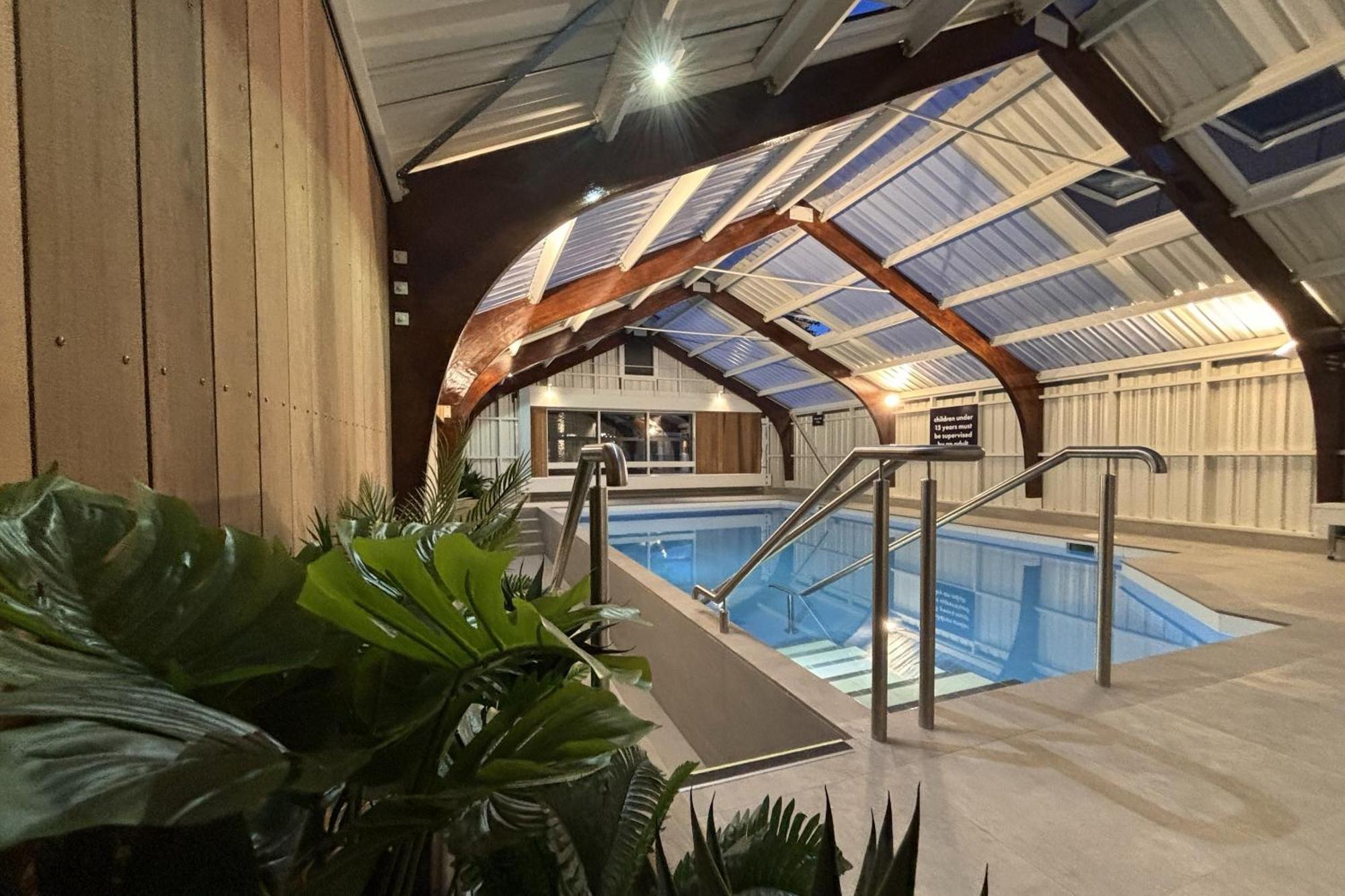 Tasman Holiday Parks - Christchurch Eksteriør billede The swimming pool at the new school