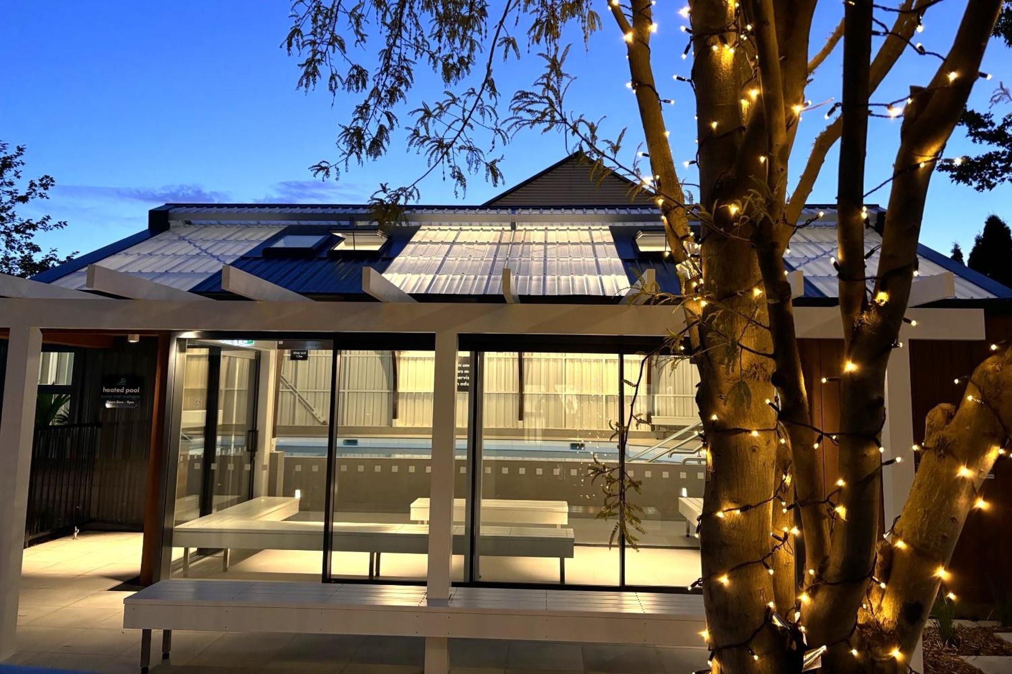Tasman Holiday Parks - Christchurch Eksteriør billede The new extension at night