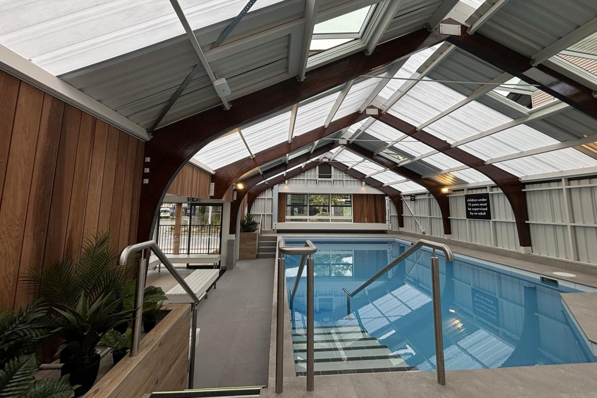 Tasman Holiday Parks - Christchurch Eksteriør billede The swimming pool at the National Sports Centre